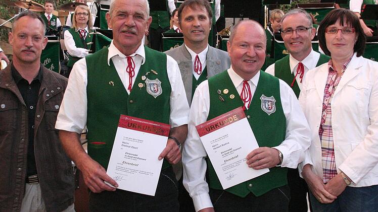 Das Bild zeigt Kreisdirigent Siegfried Graf, Dietmar Ebert, Martin Stöckinger, Herbert Radina, Vorsitzender Matthias Gerlach und Sibylle Säger, Vorsitzende des Kreisverbandes des Nordbayerischen Musikbundes.