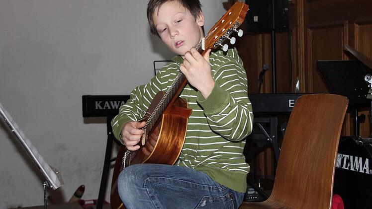 Moritz Werner an der Gitarre