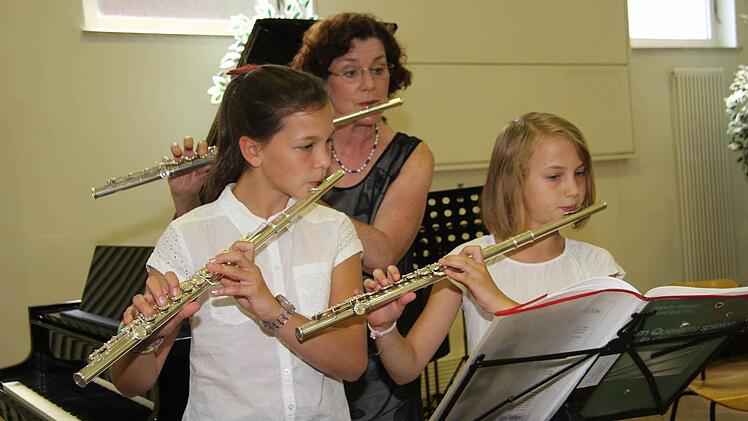 Gemeinsam mit Lehrerin Susanne Trottmann spielten Felicia Ramming und Paula Battistella (Querflöte) "Song for a young lady"