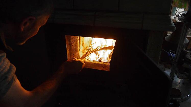 Geschafft! Das Feuer im Kamin brennt. Foto: Pauline Lindner