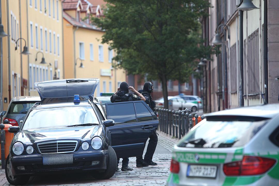 SEK Einsatz - Mann droht mit angeblicher Waffe