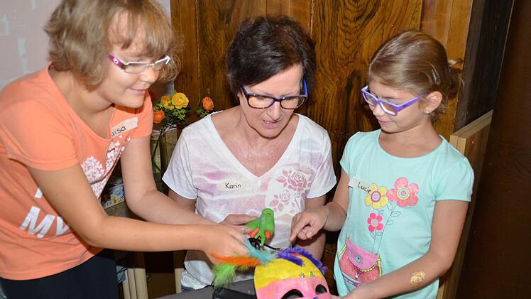Kreative Frauen unter sich: Luisa und Karin Grom helfen Lucie dabei, ihre Maske zu gestalten. Diese soll eine ganz besonders Lustige werden und künftig Lucies Zimmer schmücken. Foto: Kathrin Kupka-Hahn