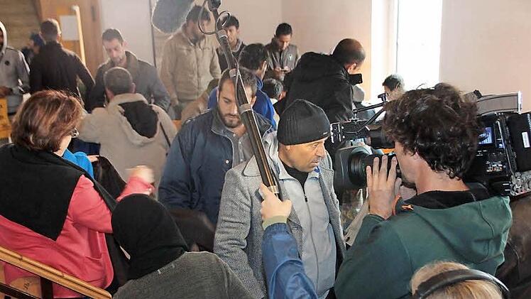 Groß ist das mediale Interesse nach Ankunft der Flüchtlinge. Groß ist aber auch die Hilfsbereitschaft der Forchheimer. Links die Ehrenvorsitzende der Frauenunion, Roswitha Lippert, bei der Verteilung von Kleiderspenden.  Fotos: Andreas Oswald