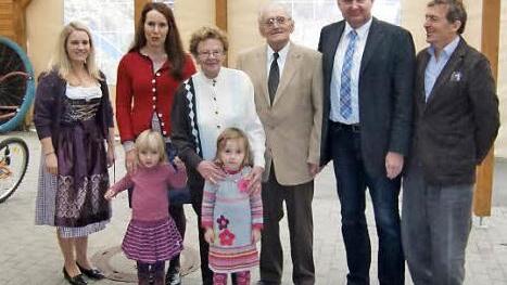 Der Jubilar mit seinen Gratulanten Foto: pr