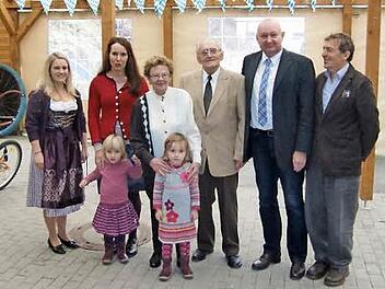 Der Jubilar mit seinen Gratulanten Foto: pr