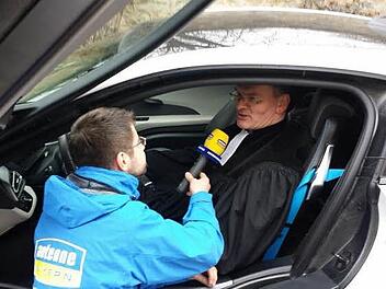 Pfarrer Wolfgang Oertel nahm im BMW i8 Platz und wurde von Nick Lisson von Antenne Bayern interviewt. Fotos: privat