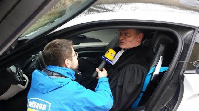Pfarrer Wolfgang Oertel nahm im BMW i8 Platz und wurde von Nick Lisson von Antenne Bayern interviewt. Fotos: privat