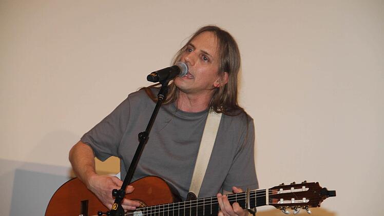 Christoph Weiherer nennt man auch den "langhaarigen Liederbombenleger." Foto: Gerda Völk