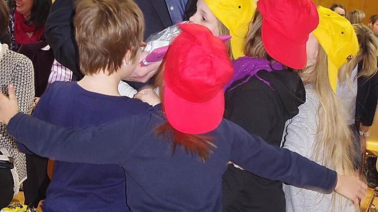 Den Schülerinnen und Schülern fiel der Abschied von ihrem Lehrer schwer.  Foto: Heike Schülein