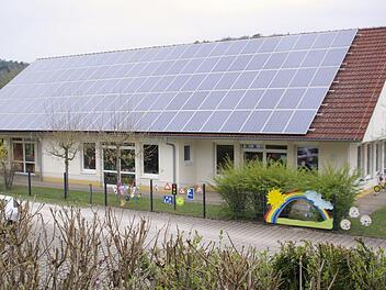 Der Kindergarten St. Laurentius in Aura erhält eine energetische Sanierung. Baubeginn ist voraussichtlich Anfang August. Eine Vergrößerung des eingeschossigen Gebäudes ist allerdings nicht möglich, machte der Schatzmeister des Vereins in der Ratssitzung deutlich. Foto: Winfried Ehling