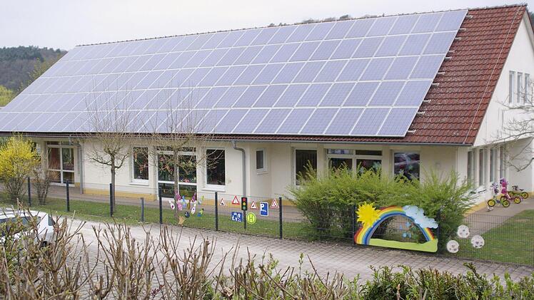 Der Kindergarten St. Laurentius in Aura erhält eine energetische Sanierung. Baubeginn ist voraussichtlich Anfang August. Eine Vergrößerung des eingeschossigen Gebäudes ist allerdings nicht möglich, machte der Schatzmeister des Vereins in der Ratssitzung deutlich. Foto: Winfried Ehling