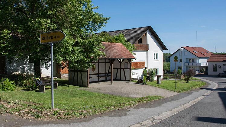 Die Grünanlage in der Abersfelder Straße in Buch wird im Zuge der Dorferneuerung neu gestaltet. Unter anderem wird das Buswartehäuschen, künftig aus Stahl und Glas, nach vorne an die Straße versetzt.