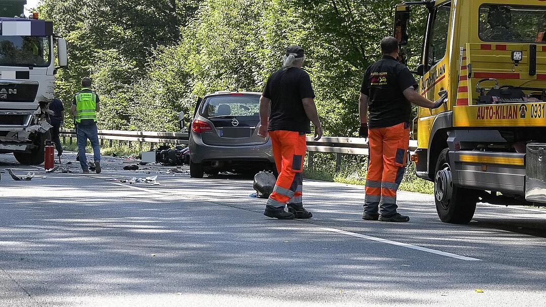 B 8 zwischen Waldbüttelbrunn und Höchberg: Motorrad-Fahrer kollidiert mit Lkw und stirbt