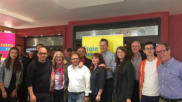 Am Sonntagabend feierte Britta Dassler, die neue FDP-Bundestagsabgeordnete, (l.)   mit Parteifreunden und Unterstützern. privat
