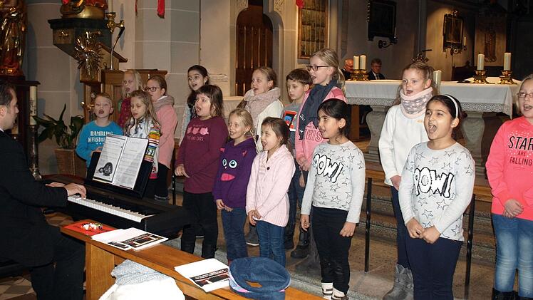 Mit großer Begeisterung dabei waren die Kinder des  Grundschulchores Steinwiesen unter der Leitung von Andreas Thiel (am Keyboard). Foto: Susanne Deuerling