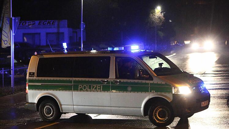 Auf dem R&uuml;ckweg vom Spiel des 1. FC N&uuml;rnberg in Sandhausen haben mehr als 50 Club-Fans an einer Rastst&auml;tte randaliert. Au&szlig;erdem haben sie den Tankstellenshop an der A6 gepl&uuml;ndert. Symbolfoto: NEWS5/Goppelt