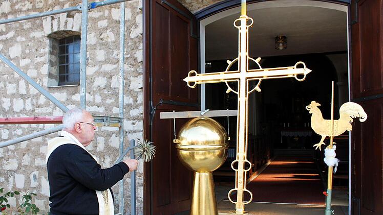 Pfarrer Alfred Ott bei der Segnung des neu vergoldeten Turmkreuzes von St. Josef Foto: Kirchenstiftung Zeegendorf