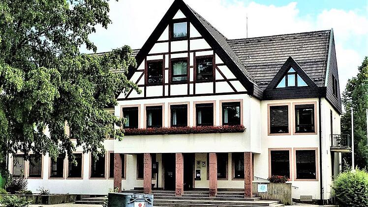 Auf ehemaligem Grund und Boden der Stadt Kronach wurde das Stockheimer Rathaus, 1979 eingeweiht, erbaut. Foto: Fleischmann