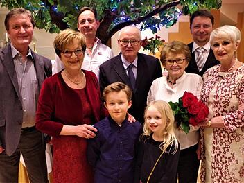 Anni Süßner feierte 90. Geburtstag  (von links): Bürgermeister Hans-Peter Laschka, Tochter Brigitte, Enkel Uwe, Ehemann Friedel, die strahlende Jubilarin, Enkel Georg und Tochter Petra, vorne die Urenkel Tristan und Isabella.  Foto: Gerd Fleischmann