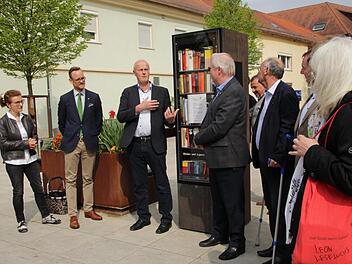 "Vom Design her f&uuml;gt es sich schon einmal gut ein", beteuert B&uuml;rgermeister Gerald Brehm (3. von links). Der Rotary Club H&ouml;chstadt unter der Pr&auml;sidentschaft von Thomas Pickel (2. von links) spendete der Stadt eine neue B&uuml;chers&auml;ule. Mirjam Stumpf