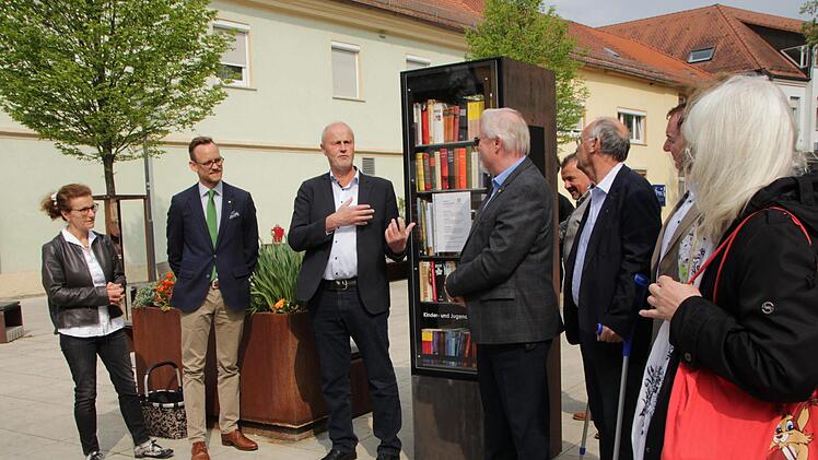 "Vom Design her f&uuml;gt es sich schon einmal gut ein", beteuert B&uuml;rgermeister Gerald Brehm (3. von links). Der Rotary Club H&ouml;chstadt unter der Pr&auml;sidentschaft von Thomas Pickel (2. von links) spendete der Stadt eine neue B&uuml;chers&auml;ule. Mirjam Stumpf