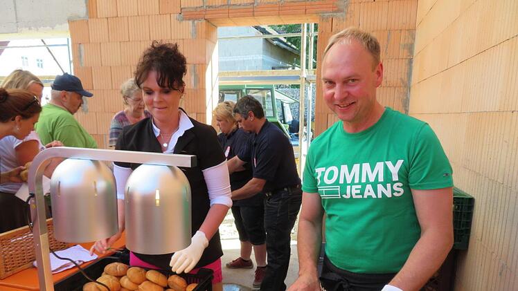 Natürlich gab es auch Leberkäs, um den sich Klaus und Christine von der  Metzger Dusold kümmerten Foto: Monika Schütz