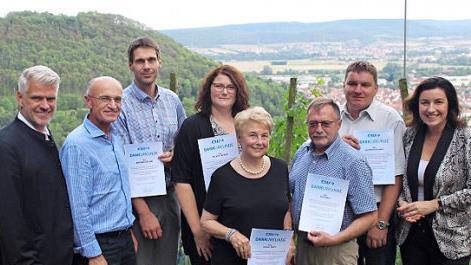 Die CSU lebt im Landkreis Ha&szlig;berge immer auch von verdienten Pers&ouml;nlichkeiten, die sich f&uuml;r die Partei einsetzen. Kreisvorsitzender Steffen Vogel und Landrat Wilhelm Schneider (von links) sowie Staatsministerin Dorothee B&auml;r (rechts) w&uuml;rdigten (weiter von links) die Arbeit von Andreas Dellert, Melanie Gr&auml;bner, Hedi Kraft, Paul Reitz, und Alexander Leicht. Foto: Gerhard Z&ouml;sch