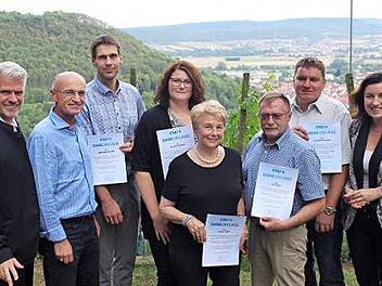 Die CSU lebt im Landkreis Ha&szlig;berge immer auch von verdienten Pers&ouml;nlichkeiten, die sich f&uuml;r die Partei einsetzen. Kreisvorsitzender Steffen Vogel und Landrat Wilhelm Schneider (von links) sowie Staatsministerin Dorothee B&auml;r (rechts) w&uuml;rdigten (weiter von links) die Arbeit von Andreas Dellert, Melanie Gr&auml;bner, Hedi Kraft, Paul Reitz, und Alexander Leicht. Foto: Gerhard Z&ouml;sch
