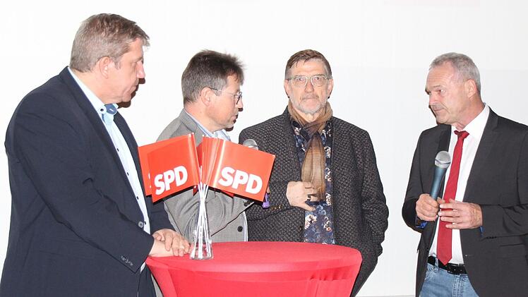 Bevor die Entscheidung fiel, gab es eine Talkrunde mit SPD-Größen (von links): Andreas Schwarz (Bundestagsabgeordneter und Landratskandidat aus Bamberg), Moderator Stefan Hinterleitner, MdL Michael Busch und Neustadts OB Frank Rebhan.Oliver Schmidt