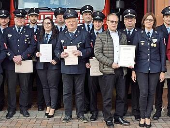 Ehrungen für langjährige Mitgliedschaft und Ernennungen zu Ehrenmitgliedern bei der Feuerwehr Stockheim. Mit im Bild von links Michael Müller (stellvertretender Kommandant, Renald Steger (Vorstandssprecher), 1. Kommandant Andre Friedrich (Zehnter von links), Kreisjugendwart und KBM Dirk Raupach (sechster von rechts) und Zweiter Bürgermeister Siegfried Weißerth (rechts).  Foto: K.- H. Hofmann