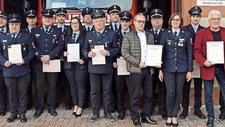 Ehrungen für langjährige Mitgliedschaft und Ernennungen zu Ehrenmitgliedern bei der Feuerwehr Stockheim. Mit im Bild von links Michael Müller (stellvertretender Kommandant, Renald Steger (Vorstandssprecher), 1. Kommandant Andre Friedrich (Zehnter von links), Kreisjugendwart und KBM Dirk Raupach (sechster von rechts) und Zweiter Bürgermeister Siegfried Weißerth (rechts).  Foto: K.- H. Hofmann