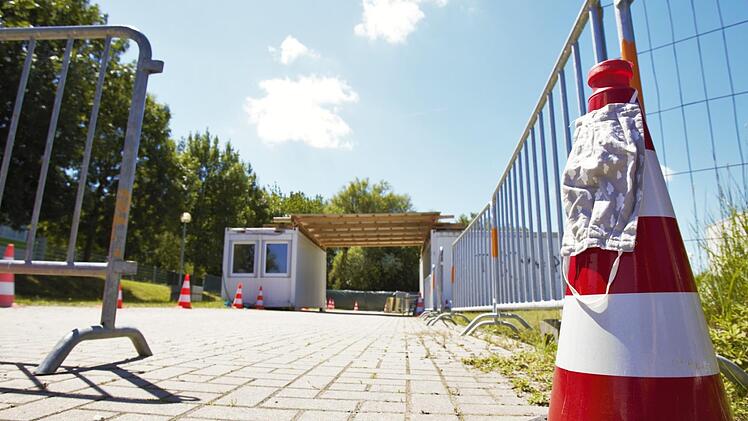Noch ist die Forchheimer Abstrichstelle im Standby-Modus. Aber die Corona-Fallzahlen steigen wieder. Obwohl der   Landkreis  bisher glimpflich davonkam,  nehmen die Sorgen  der Krisenmanager  zu. Foto: Stephan Großmann