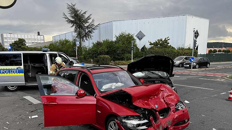 Bamberg: Schwerer Verkehrsunfall an Kreuzung - Fahrzeuge stoßen frontal zusammen