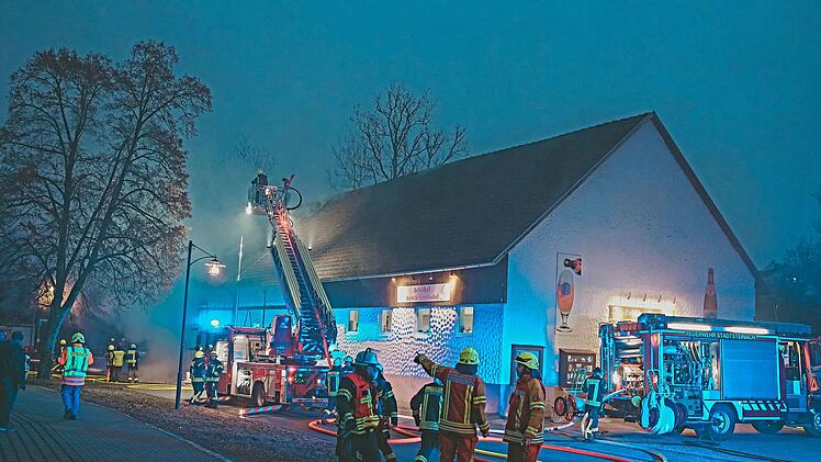 Scheune in Oberfranken gerät in Vollbrand: Anwohner scheitern bei Löschversuchen