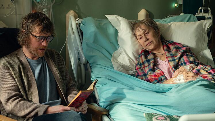 Nesth&auml;kchen Connor (Johnny Flynn) versucht, die gemeinsame Zeit, die ihm und seiner Mutter June (Helen Mirren) noch bleibt, so gut wie m&ouml;glich zu nutzen.