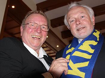 Kurt Engelbrecht, Geschäftsführer der Kitzinger Karnevals-Gesellschaft (KiKaG) legt Wolfgang Kubicki (FDP) den KiKaG-Schal um.  Fotos: Diana Fuchs