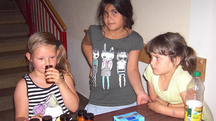 Senta (links) erschnuppert verschiedene Düfte. Mit im Bild sind Berfin und Celine (rechts).