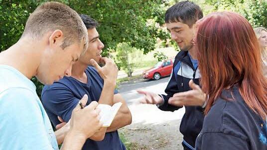 Ein Wörterbuch hilft bei der Verständigung.