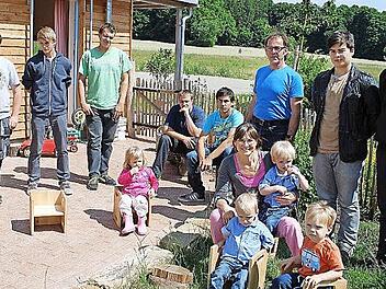 Gleich eingeweiht wurden die neuen Hocker von einigen Krippenkindern. Vorne rechts Martina Maier, dahinter Fachlehrer Roland Mattes (mit Brille) sowie die beteiligten Berufsschüler aus Fassoldshof. Foto: Karl Klippel