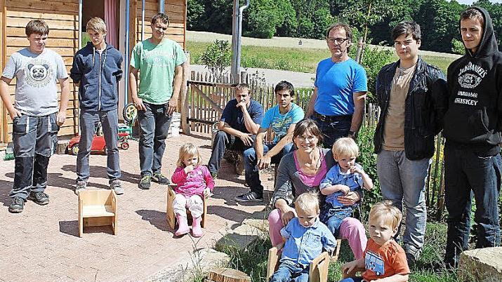 Gleich eingeweiht wurden die neuen Hocker von einigen Krippenkindern. Vorne rechts Martina Maier, dahinter Fachlehrer Roland Mattes (mit Brille) sowie die beteiligten Berufsschüler aus Fassoldshof. Foto: Karl Klippel