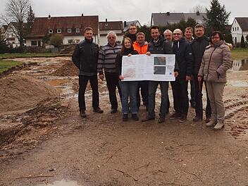 Auf dem neu ausgewiesenen Baugebiet zwischen Wendenstraße und Egerländerstraße sollen sieben Wohnhäuser und zwei Mehrfamilienhäuser entstehen, wie der Erste Bürgermeister Andreas Hügerich auf dem Plan demonstriert. Im Bild ist die geplante Verlängerung der Sudetenstraße bis zu einem Wendeplatz zu sehen.  Foto: Alfred Thieret