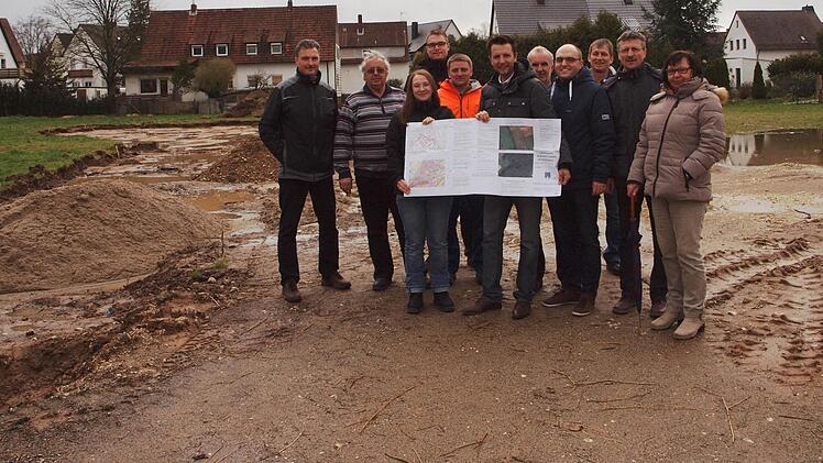 Auf dem neu ausgewiesenen Baugebiet zwischen Wendenstraße und Egerländerstraße sollen sieben Wohnhäuser und zwei Mehrfamilienhäuser entstehen, wie der Erste Bürgermeister Andreas Hügerich auf dem Plan demonstriert. Im Bild ist die geplante Verlängerung der Sudetenstraße bis zu einem Wendeplatz zu sehen.  Foto: Alfred Thieret
