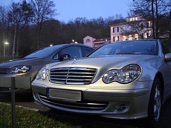 Das Staatsbad Bad Brückenau zu später Stunde: Wer zum Abendessen ins historische Bellevue fährt, sollte besser auf den ausgeschilderten Plätzen parken, sagen die Bürger. Sonst werde die Straße zugeparkt. Foto: Ulrike Müller