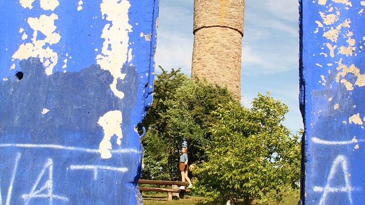 Skulpturen von Künstler Herbert "Jimmy" Fell am Weißen Turm in Niederlauer. Foto: Paul Ziegler