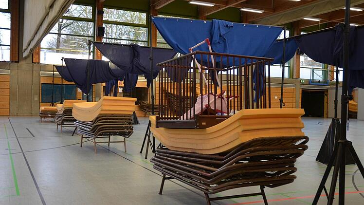 Die Betten sind aufgestapelt und können bald abtransportiert werden.