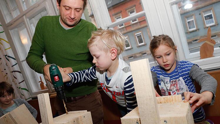 Nistkastenbau im Familientreff - gemeinsam mit dem LBV und der Traumgarten AG Foto: Matthias Hoch