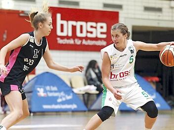 Liisi Sokman (mit Ball) hofft, dass die DJK-Mannschaft noch konstanter wird. Foto: Sebastian Hader