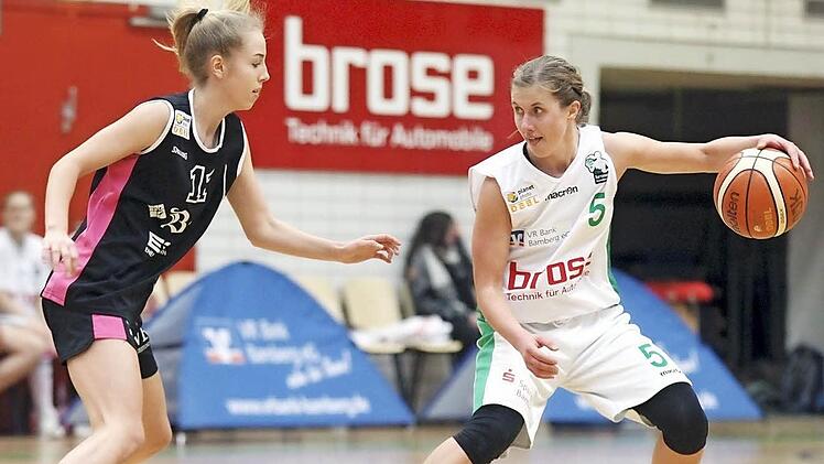 Liisi Sokman (mit Ball) hofft, dass die DJK-Mannschaft noch konstanter wird. Foto: Sebastian Hader