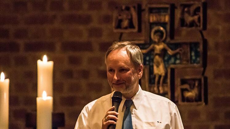 Pfarrer Peter Meyer begrüßte de "Holland Christian Male Choir" unter Leitung von Freddy Veldkamp beim Auftritt in St. Markus in Coburg. Foto: Jochen Berger