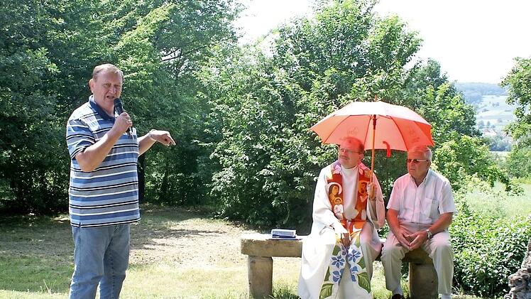 Von links: Stammtischsprecher Rudi Meth, Pfarrer Reinhold Braun und Mesner Werner Seitz Foto: nr